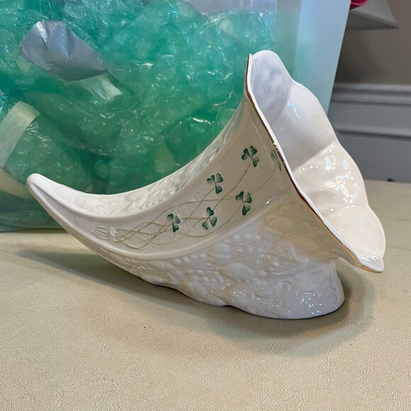 BELLEEK  ViINTAGE CORNUCOPIA WITH SHAMROCKS - Picture 1 of 4
